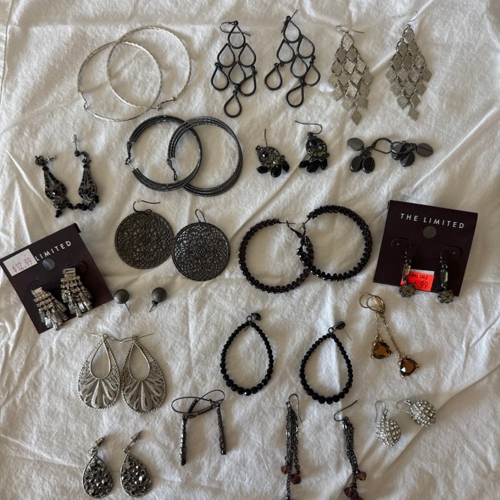 (19) pairs of fashion earrings